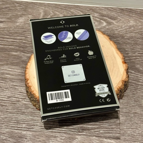 Casely iPhone 11 Pro Max Case in White Marble with Mag Safe - Picture 2 of 7